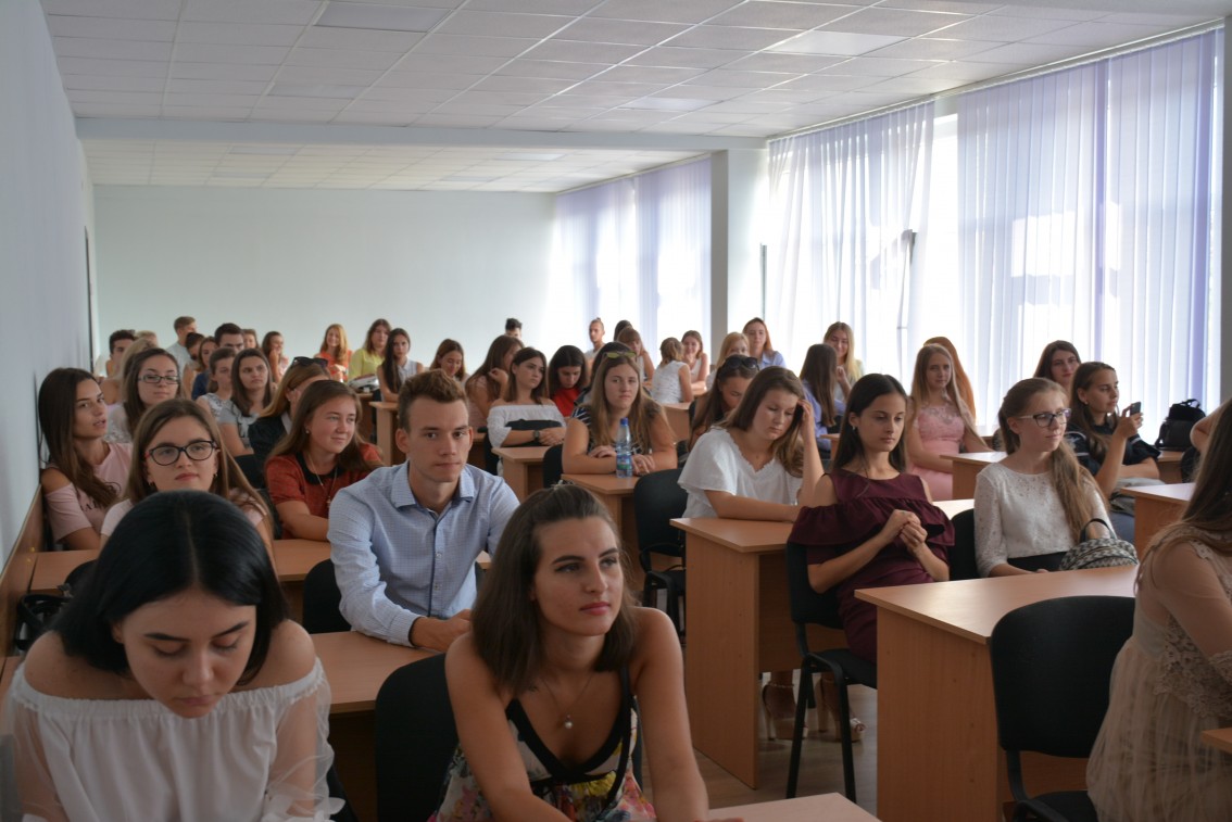 Ви зараз переглядаєте День знань першачки філфаку відзначили знайомством з факультетом