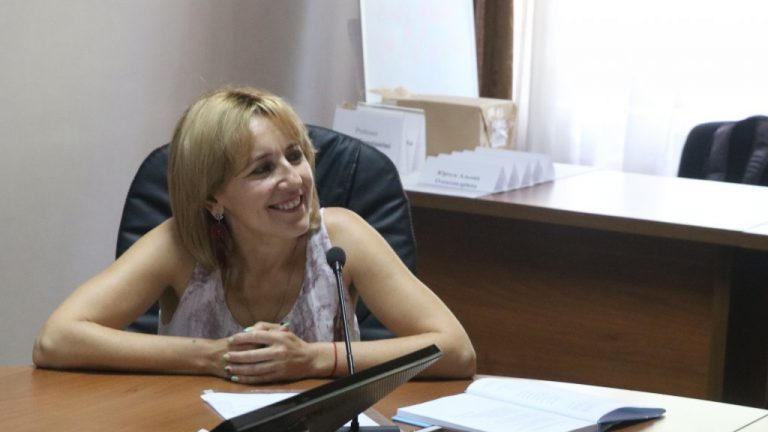 Галина Шумицька під час круглого столу в УжНУ