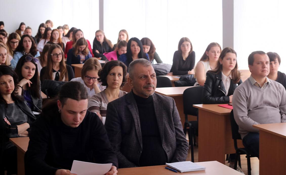 Ви зараз переглядаєте На студентській конференції філфаку презентували брендбук факультету