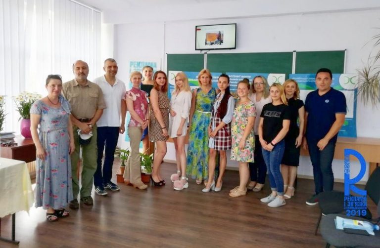 Перший випуск бакалаврату спеціалізації «Реклама та зв’язки з громадськістю» з представниками екзаменаційної комісії