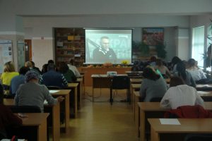 Детальніше про статтю Бібліотекарі й філологи УжНУ написали радіодиктант національної єдності