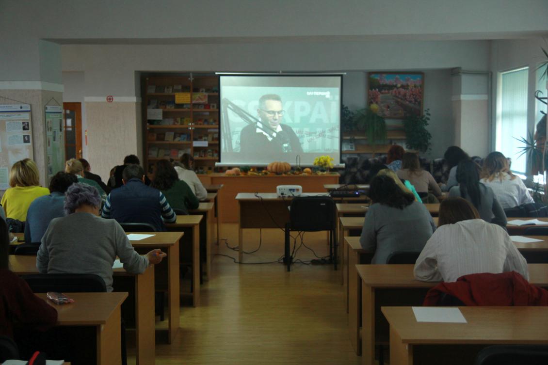 Ви зараз переглядаєте Бібліотекарі й філологи УжНУ написали радіодиктант національної єдності