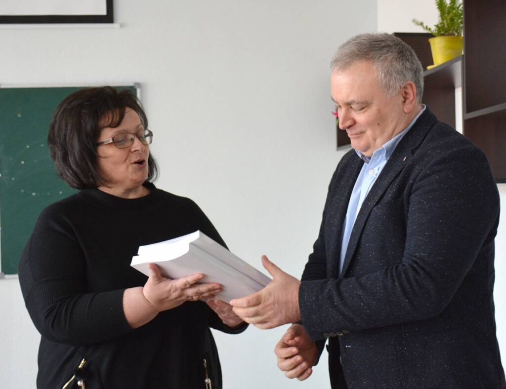 Наталія Венжинович дарує ректору філологічний «Науковий вісник»