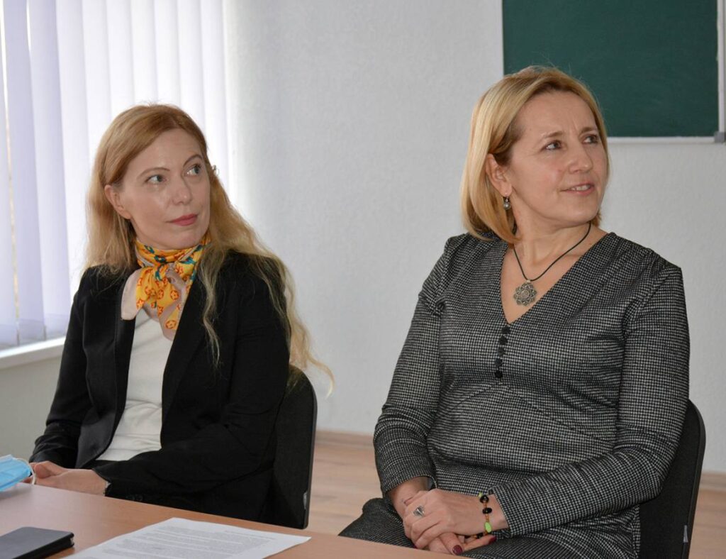 Проректорка УжНУ Мирослава Лендьел та деканеса філфаку Галина Шумицька