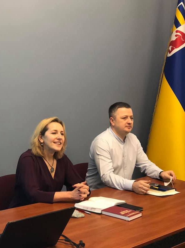 Деканеса філфаку УжНУ Галина Шумицька, керівник апарату суду Василь Гецко