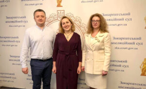 Детальніше про статтю Актуальні питання українського ділового мовлення обговорювали в Закарпатському апеляційному суді