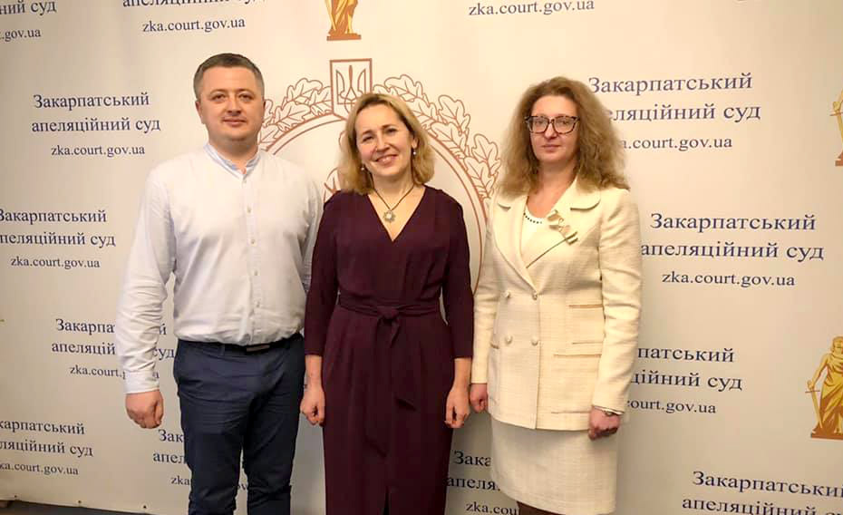 Ви зараз переглядаєте Актуальні питання українського ділового мовлення обговорювали в Закарпатському апеляційному суді