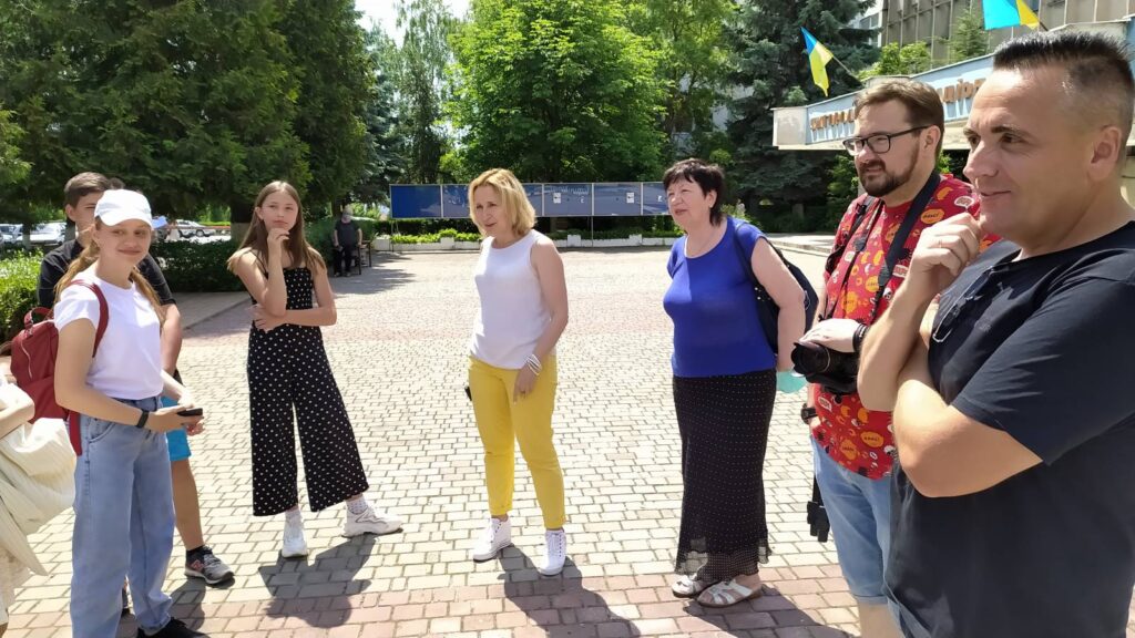 Галина Шумицька, Ядвіга Балога, Віталій Завадяк та Євген Соломін зі школярами