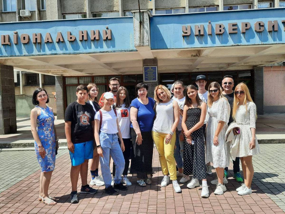 Ви зараз переглядаєте Гуртківці-журналісти екскурсували медійним підрозділом УжНУ та пробували себе в ролі телевізійників