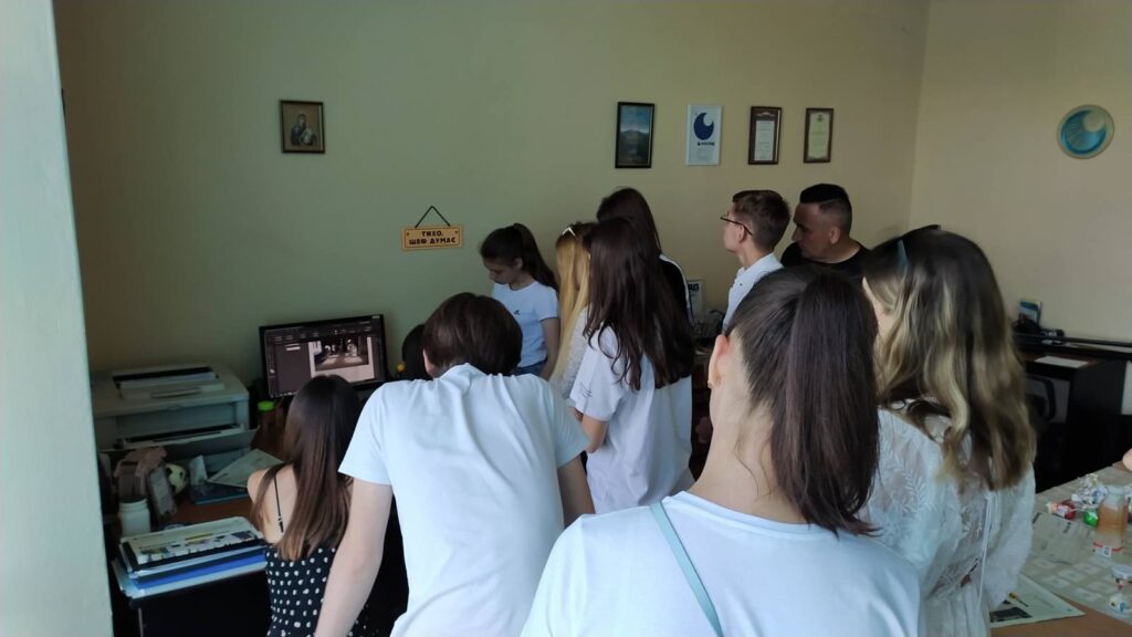 Тетяна Лесюк ознайомлює гуртківців із особливостями верстки друкованого видання