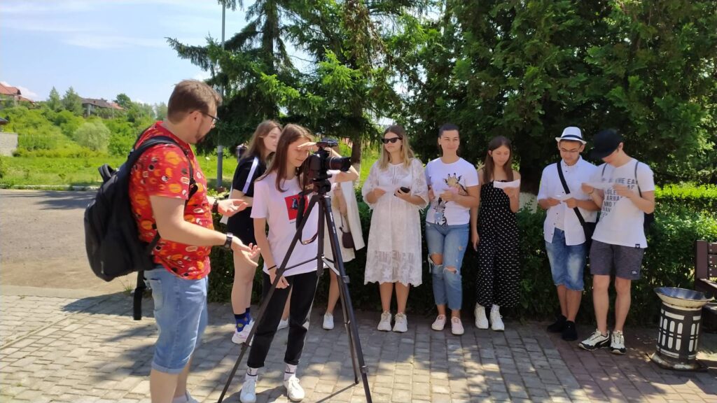 Віталій Завадяк проводить майстер-клас для юних журналістів