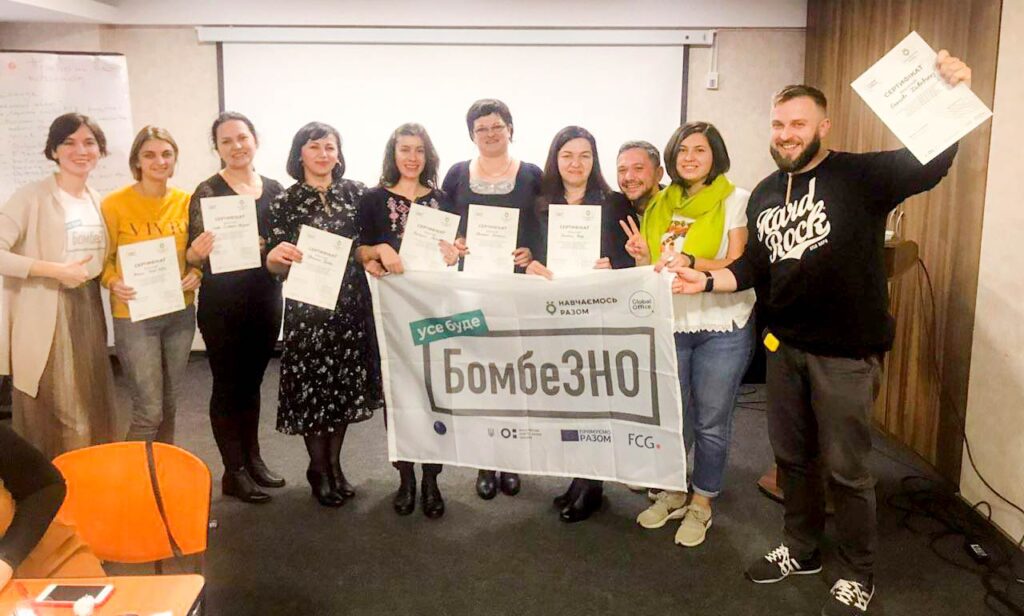 Олег Хававчак з учасницями тренінгу за проєктом «БомбеЗНО»
