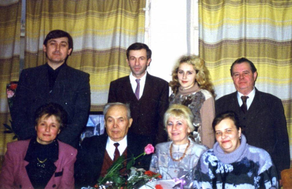 Стоять: Б.К.Галас, М.В.Кондор, Г.В.Шумицька, В.І.Лавер; сидять: В.І.Статєєва, Й.О.Дзендзелівський, Н.В.Жовтобрюх, І.Я.Філак