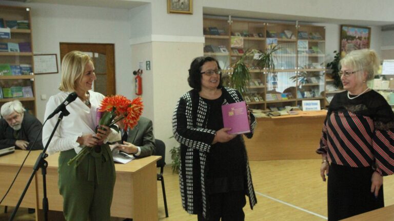 Галина Шумицька та Наталія Венжинович вітають колектив бібліотеки зі святом