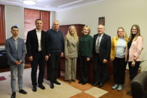 Детальніше про статтю Автори колективної монографії про мови і культури під час війни в Україні зустрілися з ректором УжНУ
