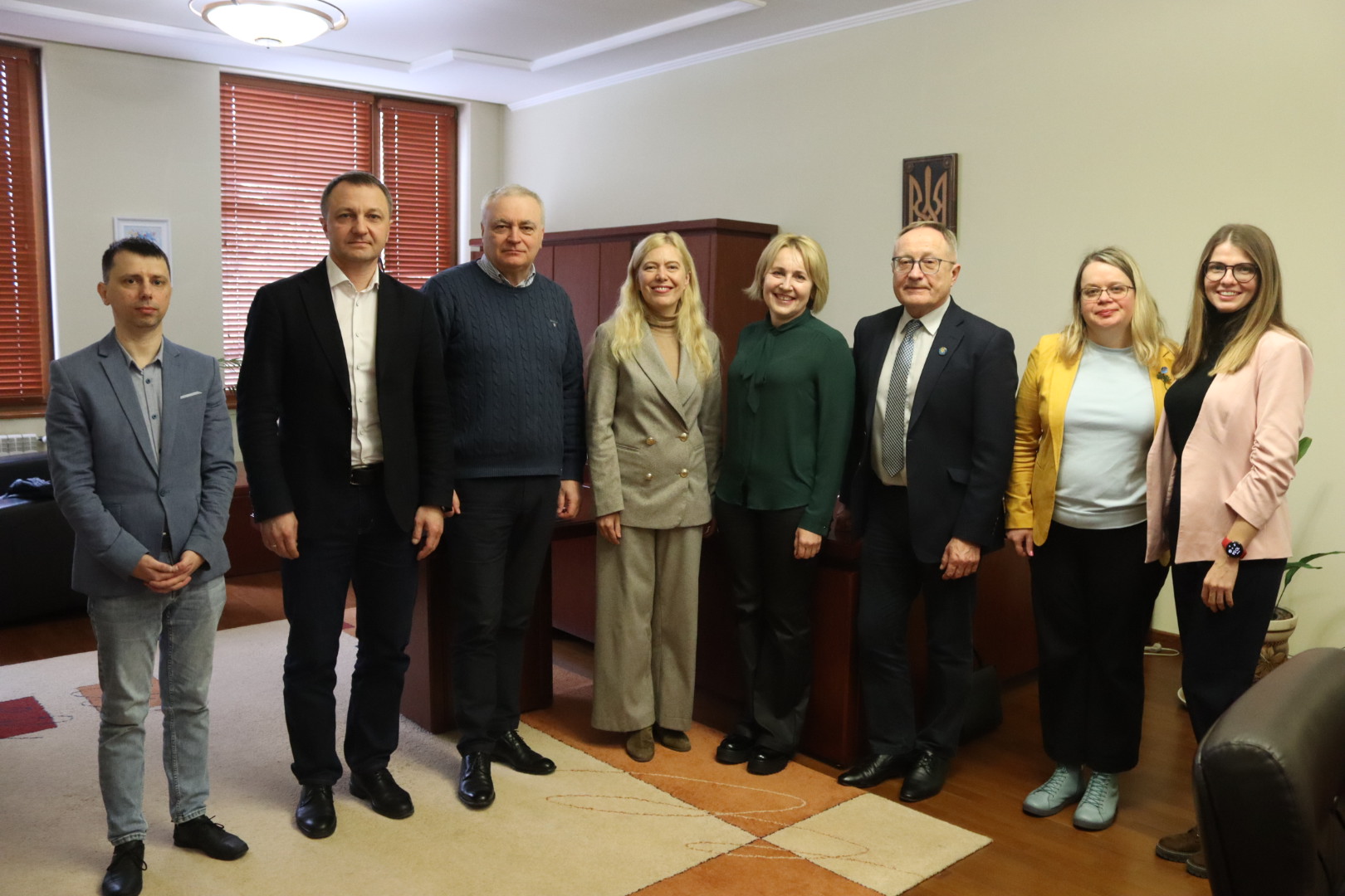 Ви зараз переглядаєте Автори колективної монографії про мови і культури під час війни в Україні зустрілися з ректором УжНУ